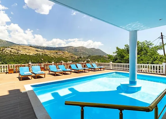 Goro 10 - Front Pool, Kitchen & Parking