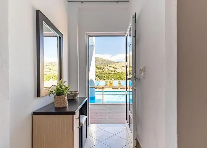 Goro 10 - Front Pool, Kitchen & Parking