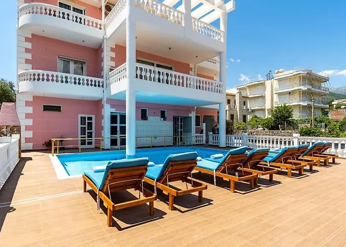 Goro 10 - Front Pool, Kitchen & Parking
