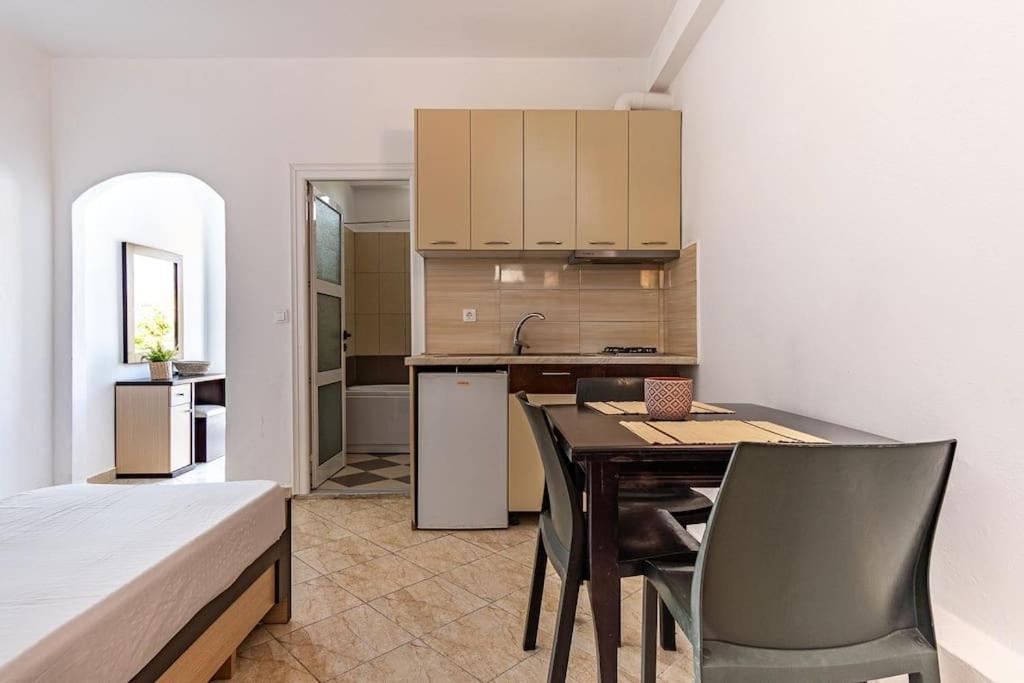 Goro 10 - Front Pool, Kitchen & Parking Appartement