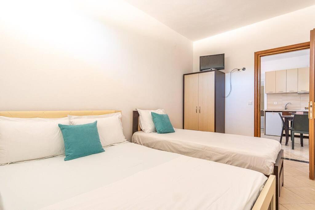 Goro 10 - Front Pool, Kitchen & Parking * Himarë